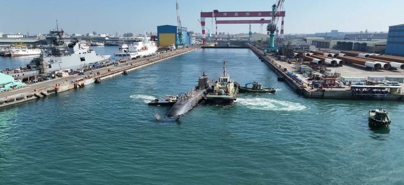 台船公司表示，國造潛艦原型艦「海鯤號」28日移至測試碼頭，進行後續主機調校與繫泊試俥等測試。（台船提供）