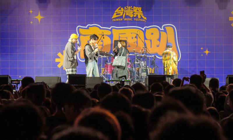 唱作才子高爾宣（左2）在2025台灣祭行前派對「南國趴」登台演出，屏東縣長周春米（左3）則悄悄帶著育兒包驚喜現身，恭喜高爾宣榮升為新手爸爸。（屏東縣政府傳播暨國際事務處提供）