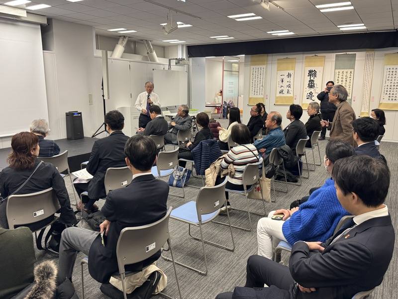 由淡江大學與文化部駐日台灣文化中心共同合辦的「書法的傳統與科技—e筆暨張炳煌書畫展」正在東京展出，28日張炳煌出席座談會解說數位e筆系統的研發，透過螢幕介紹「空靈揮毫」時，有日本人十分讚嘆，建議在大阪世博展出