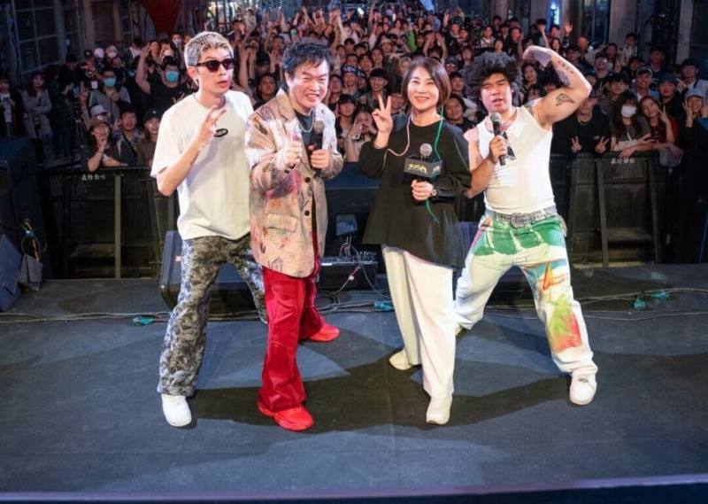 2025大武門音樂祭28日起在屏菸1936文化基地登場，歌手康康（左2）、DJ QuestionMark（左）跨界合作演出，屏東縣長周春米（右2）到場同樂。右為嘻哈舞台MC主持人Green Father比杰。（屏東縣政府文化處提供）