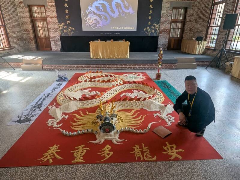 國科會人社中心1日在台北舉行「安龍多重奏：道教與創作」論壇活動，並邀請米藝大師、道長葉峻男（圖）重現早年廟宇或建築落成儀式時可見的「米龍」
