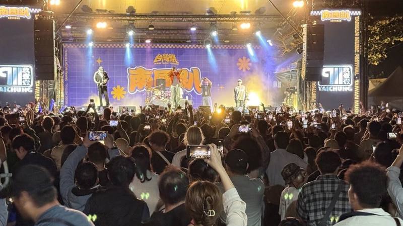 台灣祭5週年行前派對「南國趴」於228連假熱鬧登場，1日晚間多組音樂人輪番帶來精彩演出，吸引大批樂迷到場同樂。（屏東縣政府傳播暨國際事務處提供）