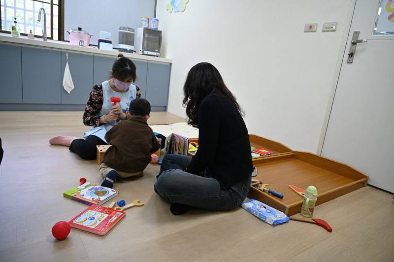台東縣政府社會處打造「職場保母」托育設施，日前正式啟用，提供社會處及附屬單位社工、相關工作人員孩童使用，縣府也盼拋磚引玉，鼓勵更多企業跟進辦理。（台東縣政府提供）