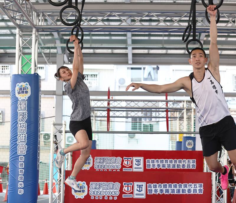 全台首座符合奧運規格的現代五項體能障礙賽（obstacle）設施1日在高雄市正式啟用，現場並由國手陳佑萱（左）、劉燊鴻（右）現場示範操作