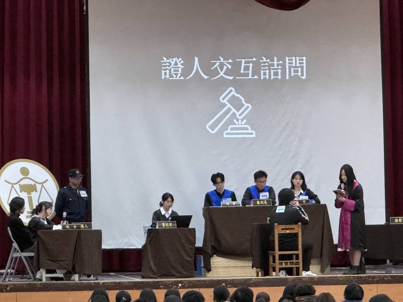 世新大學法律服務隊至臺北市萬芳高中模擬法庭演出實況