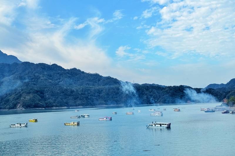 「媽祖遊湖遶境祈福暨愛護水資源宣導活動」2日在石門水庫舉行，這項活動歷史悠久，往年約2、30艘遊艇參與的水上媽祖遶境，民國114年也擴大規模至40艘遊艇，更邀請觀音復興宮及當年水庫淹沒區遷村的居民回鄉參與活動