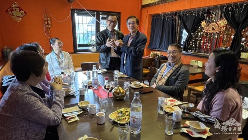 羅美舜致贈紙鶴禮物予王錩文，感謝他大力支持僑務活動