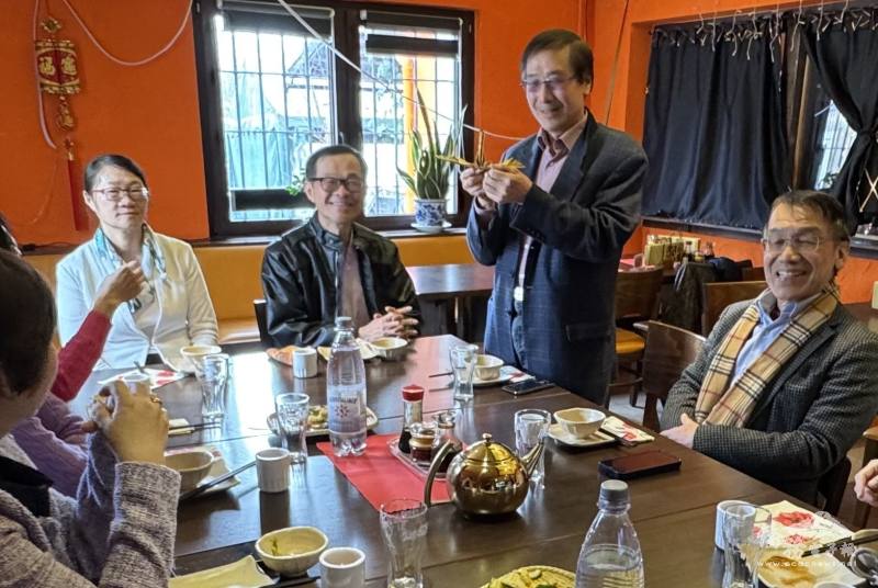 2025大法蘭克福區臺灣及印支華裔僑團乙巳小龍年春節聯歡會主任委員王錩文(立者)開場歡迎處長羅美舜(右3)抵達法蘭克福履新