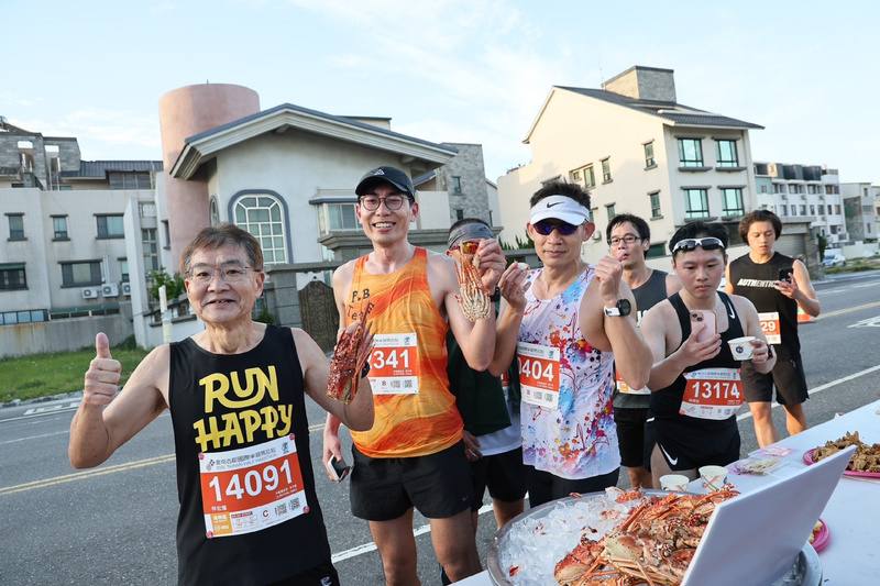 台南古都國際半程馬拉松2日清晨登場，賽道沿線經過多處台南特色景點，補給站提供龍蝦等美食，為跑者補充能量。（台南市政府提供）