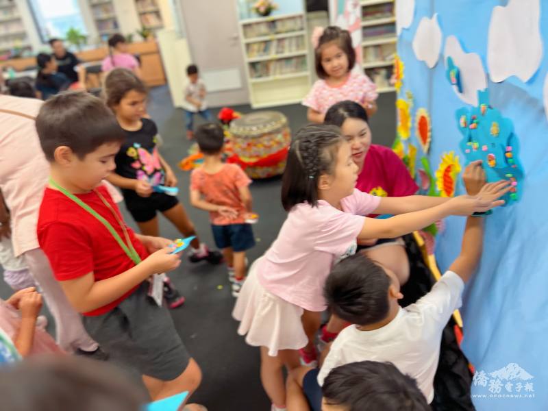 小小客家人齊心用五彩石補天，了解天穿日由來