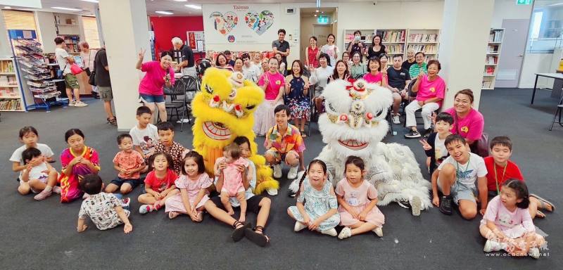 舞獅團熱鬧開場