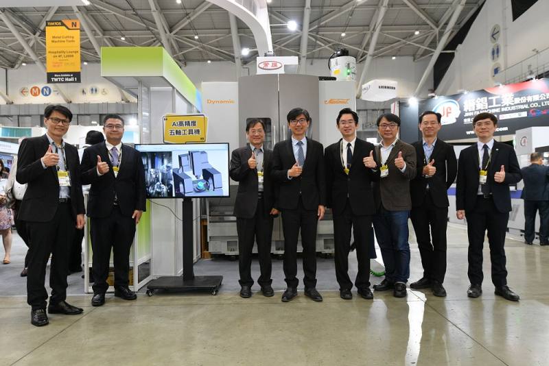 經濟部產業技術司展示的「AI高精度五軸工具機」讓工具機擁有AI大腦，整合五軸空間精度量測與補償技術、數位雙生技術及AI切削參數決策技術，整體加工精度提升4倍，切削效率提高1.5倍。