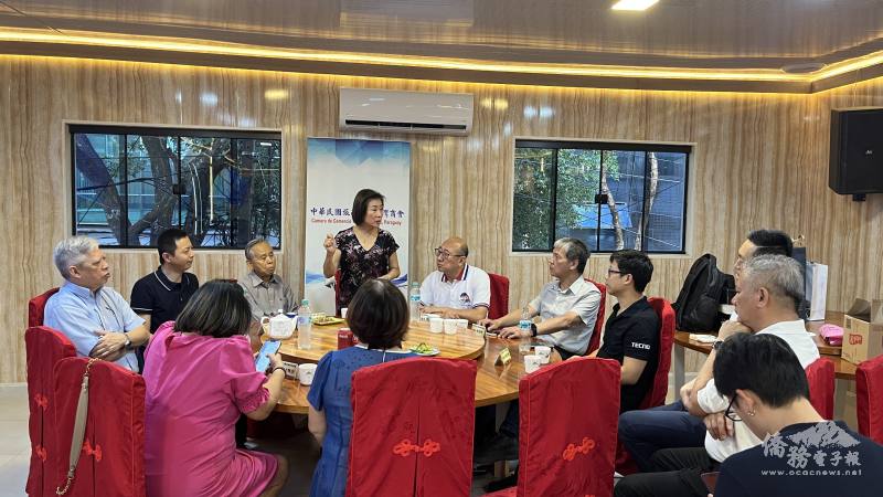 林幸昭(中)與青商們面對面座談了解需求