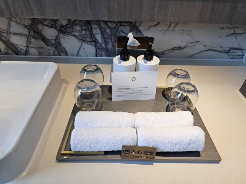 高雄市政府環境保護局輔導飯店業者計算碳排放量及減少提供一次性備品等，讓業者在2月取得環境部「碳足跡標籤」，成為南台灣首例，作為高雄推動綠色經濟的堅實基礎。（高雄市環保局提供）