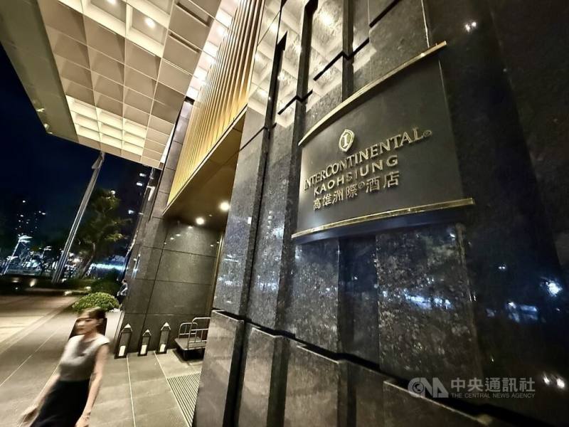 高雄洲際酒店位於前鎮區，民國114年2月取得環境部「碳足跡標籤」、成為南台灣首例，每房每天碳排放量僅21公斤，是其他飯店的1/5，為最低碳飯店，這也是高雄推動綠色經濟堅實基礎。