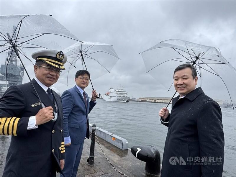 Taiwan's representative to Japan Lee Yi-yang (李逸洋, right) accompanied by Ministry of Education Secretary General Lin Po-chiao (林柏樵, second left) and National Kaohsiung University of Science and Technology President Yang Ching-yu (楊慶煜, left) at Tokyo Harbo