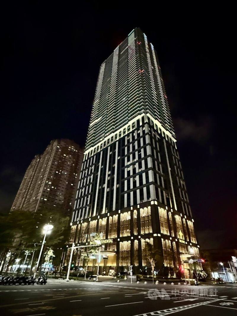 高雄市環保局在亞灣區建構「低碳服務鏈」，並以洲際酒店為標的打造低碳飯店，成功在2月取得環境部「碳足跡標籤」，成為南台灣首例。