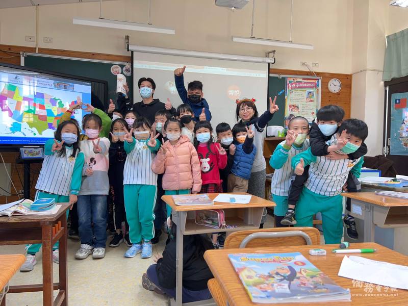 侯立宸(後方中)曾於2018年參加僑委會海外青年英語服務營，到苗栗縣三義鄉建中國小教小朋友學習英文。圖為2022年重返該校探望老師與學生