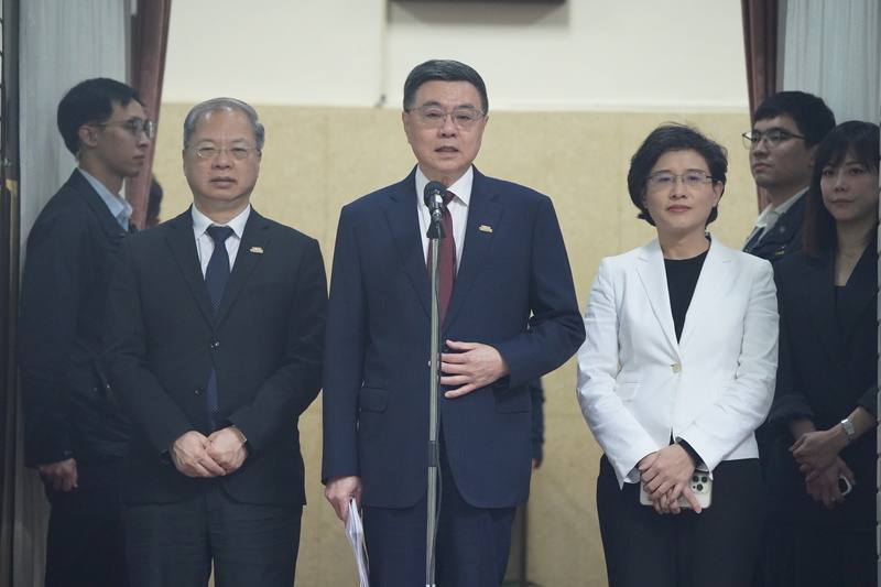 美國總統川普和台積電董事長暨總裁魏哲家在白宮共同宣布，台積電將對美國再投資至少1000億美元。行政院長卓榮泰（中）4日在立法院受訪表示，凡有助產業界全球布局、國家整體競爭力提升，政府樂觀正面看待，而根留台灣、繼續壯大台灣這是國家、政府與產業界的共同立場。