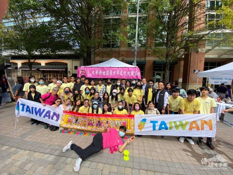 侯立宸(前)擔任FASCA諮詢導師，帶領學員向華府地區主流社會與民眾交流