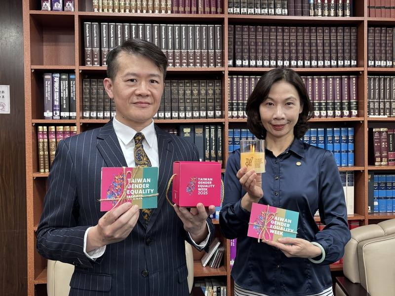 Kang Chia-chi (康嘉棋, left), deputy chief of the Ministry of Foreign Affairs (MOFA) Department of NGO International Affairs, holds postcards at a news conference to promote Taiwan Gender Equality Week to be held in New York March 10-21. CNA photo March 4, 2