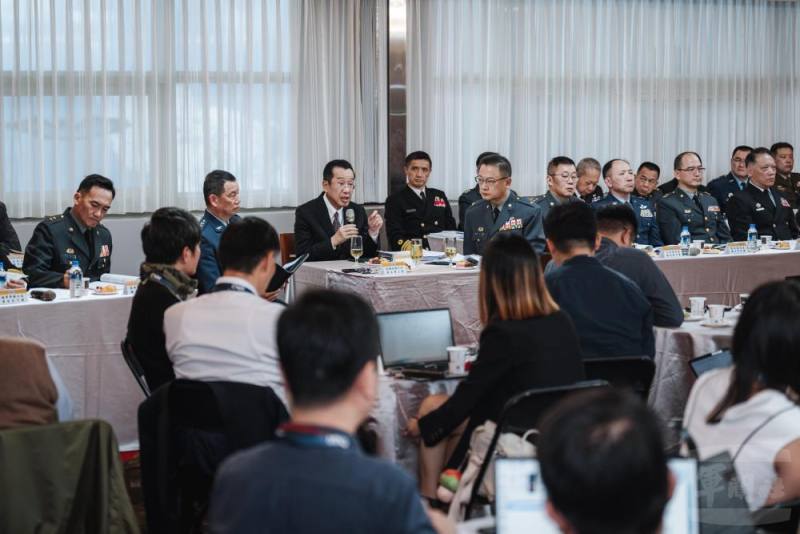 顧部長與媒體記者進行交流