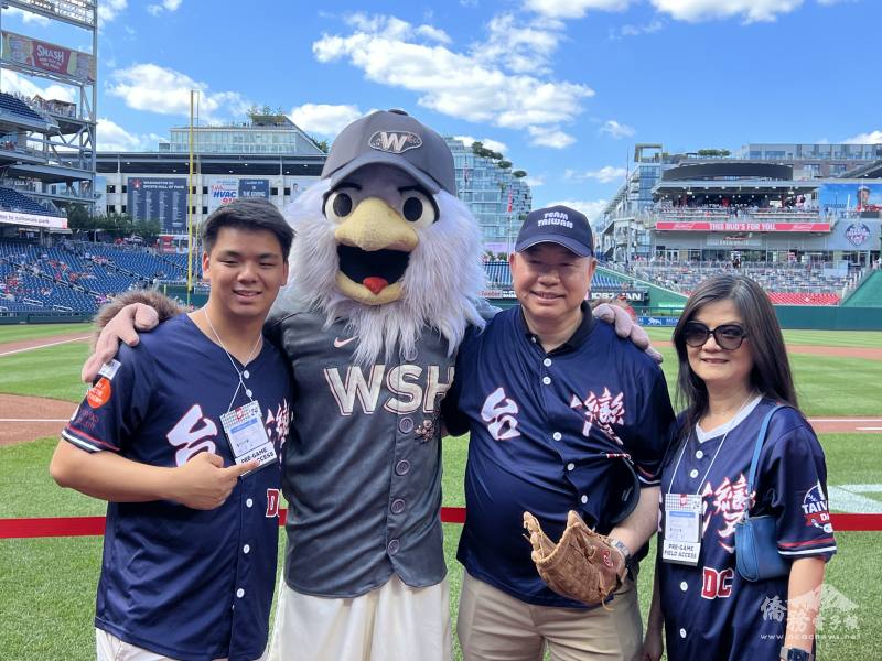 2024年國際青年親善大使侯立宸(左1) 發起美國職棒大聯盟華盛頓國民隊試辦「臺灣日」（Taiwan Day），邀請駐美國代表處大使俞大㵢(右2)開球