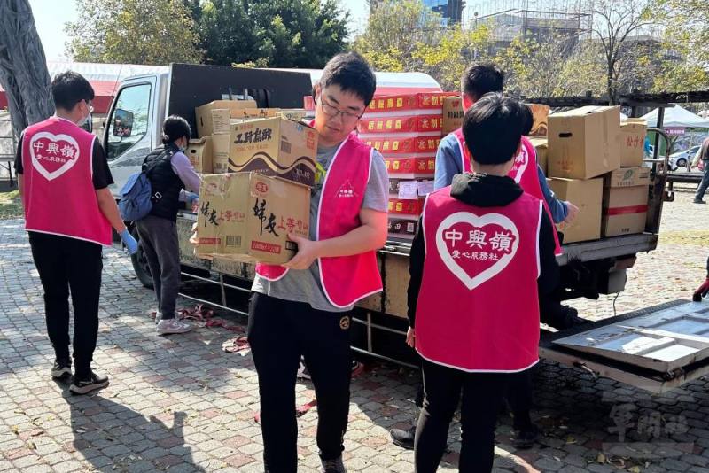 資通二大隊愛心社日前獲臺中市十方啟能中心邀請，於「2025FUN野望趣親子活動公益野餐派對」活動中擔任志工。