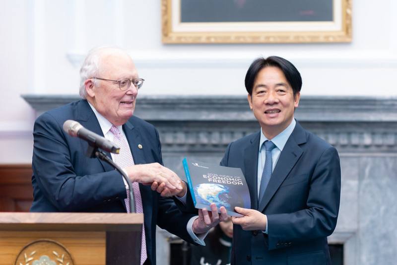 Founder of the Heritage Foundation Dr. Edwin Feulner presents President Lai Ching-te with the 2025 Index of Economic Freedom.