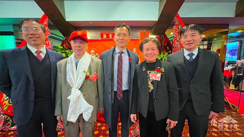 駐波士頓辦事處處長廖朝宏(中)、文教中心主任高家富(右1)、組長黃耀良(左1)等人應邀參加與元老余麗媖(右2)、伍伯和(左2)合影