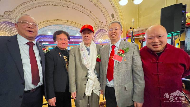 今年的波士頓洪門春宴有5名元老出席。右起，李偉強、陳競石、伍伯和、余麗媖、李志聯