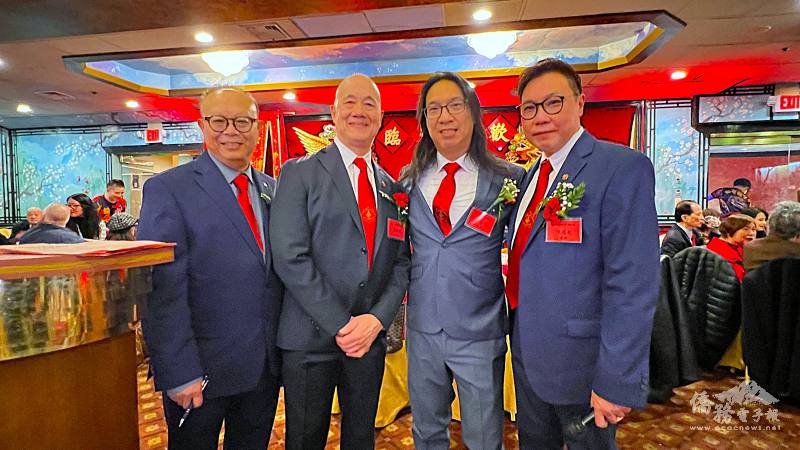 波士頓洪門今年由胡振勝(左2)、譚偉明(右2)擔任主席，陳國航(右1)、翁偉健(左1)分任外交及中文書記