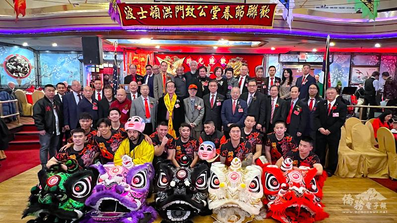 波士頓洪門致公堂兄弟與嘉賓和五頭瑞獅合影