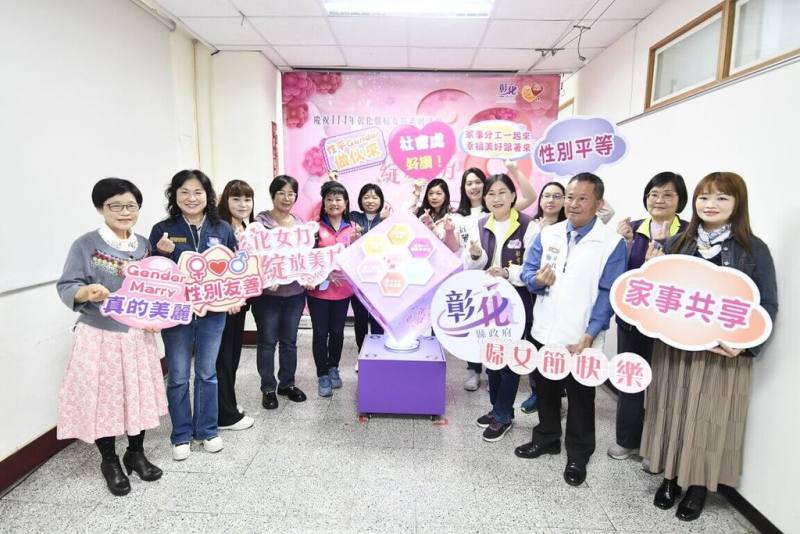 彰化縣政府社會處5日在縣府新聞處前咖啡藝廊，舉行「彰化女力 綻放美力」婦女節系列活動啟動記者會，內容包含有女性系列影展、彰化女路走讀及女力展翅就創業促進活動等。（彰化縣政府提供）