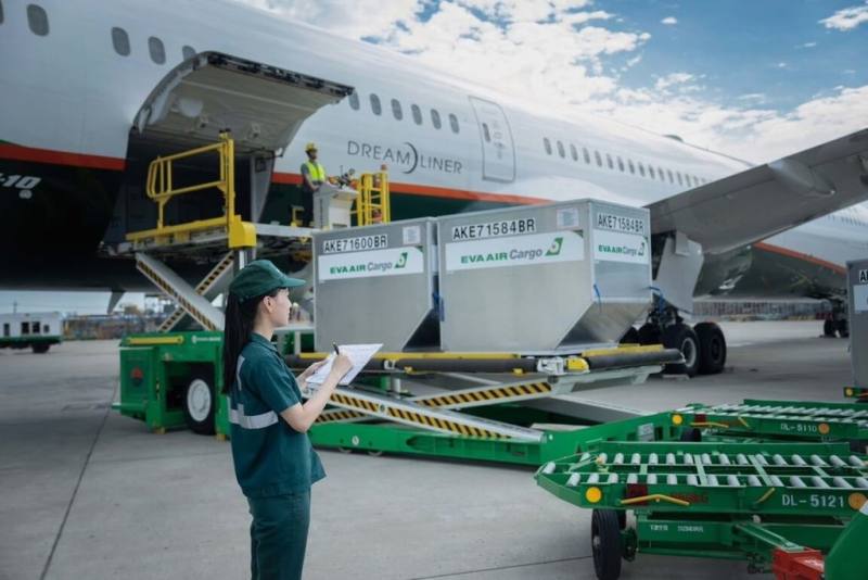 長榮航空攜手長榮空運倉儲與關貿網路公司，完成國際航空運輸協會（IATA）ONE Record標準的試行，使貨運資訊在全球供應鏈內即時並安全的流通，為台灣首家導入此標準的航空公司。（長榮航提供）