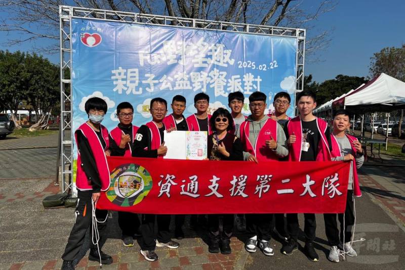 資通二大隊愛心社日前獲臺中市十方啟能中心邀請，於「2025FUN野望趣親子活動公益野餐派對」活動中擔任志工。