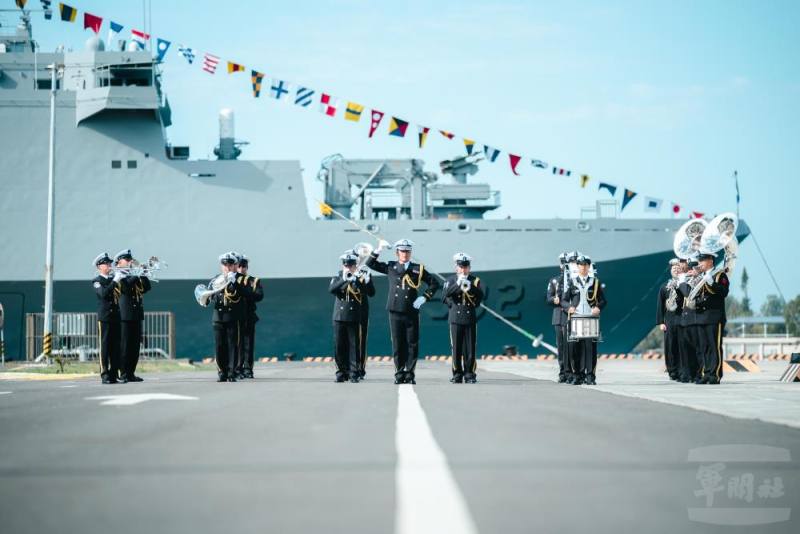 海軍樂隊奏響軍樂，迎接吳指揮官蒞臨校閱