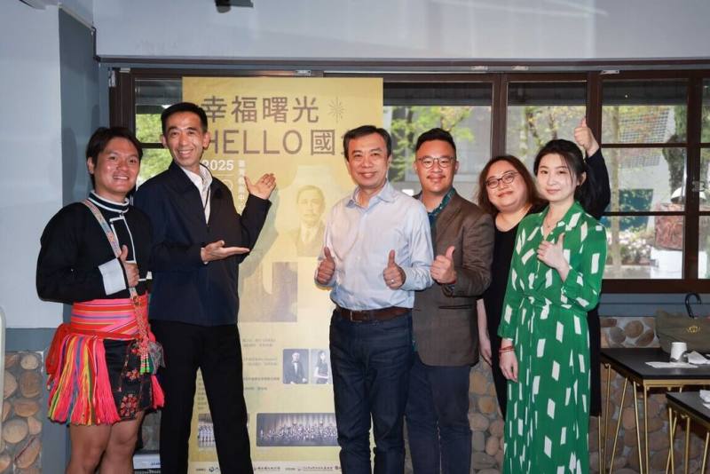 國父孫中山逝世100週年，國父紀念館打造「幸福曙光－HELLO國父」音樂會，音樂家舒米恩（左起）、國父紀念館長王蘭生、台灣國樂團長吳定哲、指揮周聖文、音樂會製作人江謝嘉芬與二胡演奏家戴瑋5日出席記者會。（國父紀念館提供）