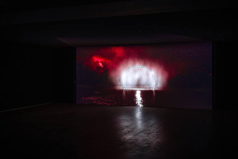 新媒體藝術家姚仲涵2017年起發展「光電獸」系列創作，「在混沌的世界中建立一點序曲 姚仲涵」展覽中，他以影像「光電獸宇宙－未來」串聯過往作品。（忠泰美術館提供）
