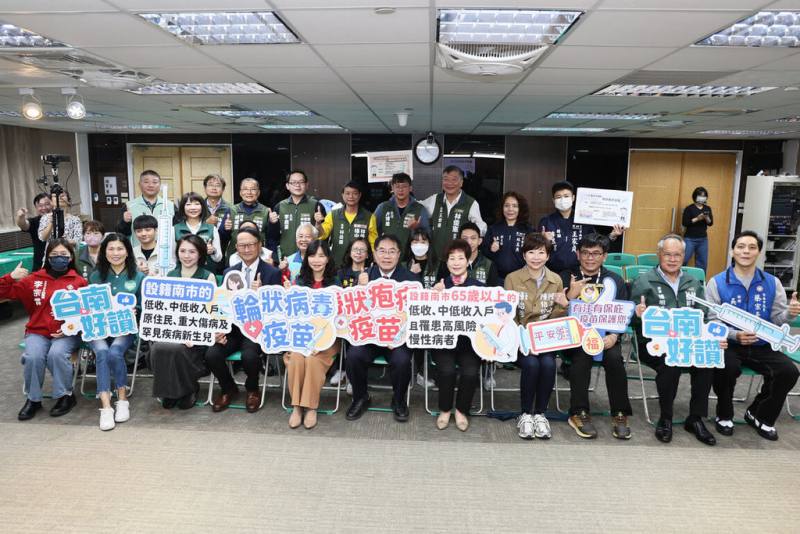 台南市政府照顧弱勢族群，市長黃偉哲（前右6）6日宣布，推出弱勢長者帶狀疱疹疫苗接種及弱勢幼兒口服輪狀病毒疫苗擴大接種服務。（台南市政府提供）