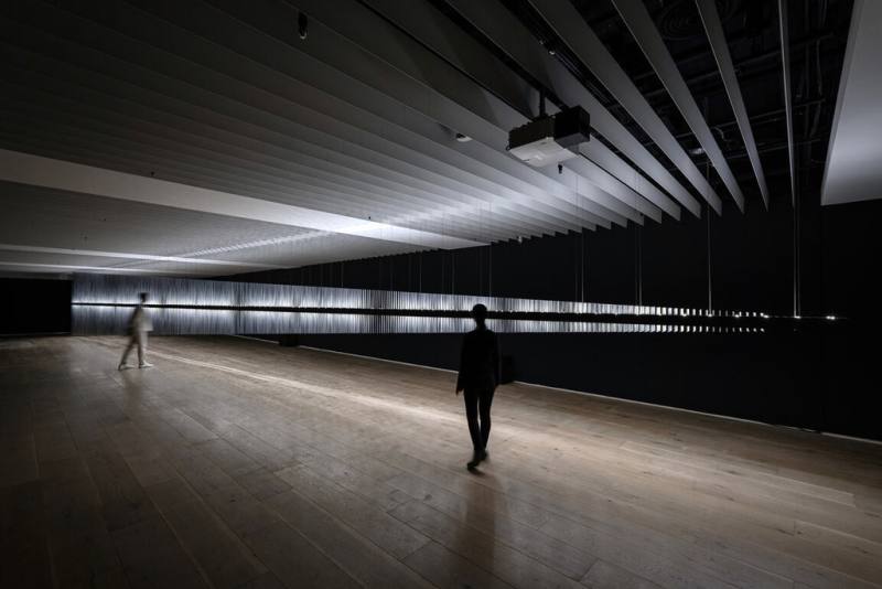 忠泰美術館5日舉行「在混沌的世界中建立一點序曲 姚仲涵」展覽記者會，最大型裝置作品「光電獸#41－混沌」也可視為表演藝術家的展演舞台。（忠泰美術館提供）