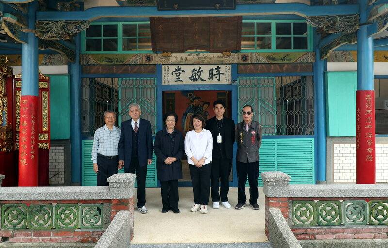 嘉義市文化局6日在歷史建築原嘉義城隍廟戲台（林宅時敏堂）舉辦「百年戲韻—林家的百年風華」開幕典禮，市長黃敏惠（右3）等人合影。