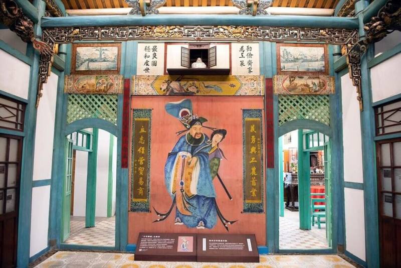 嘉義市歷史建築原嘉義城隍廟戲台（林宅）經修復，6日透過主題策展正式對外開放，重現百年戲台風貌。（嘉義市政府提供）