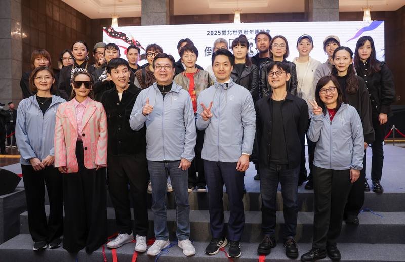 2025雙北世界壯年運動會5月將盛大登場，開閉幕典禮發表記者會5日在台北市政府大樓舉行，公布開幕典禮票價資訊，也揭曉精采節目內容，台北市長蔣萬安（前排右3）、新北市副市長劉和然（前排左4）與開閉幕團隊一同宣傳。