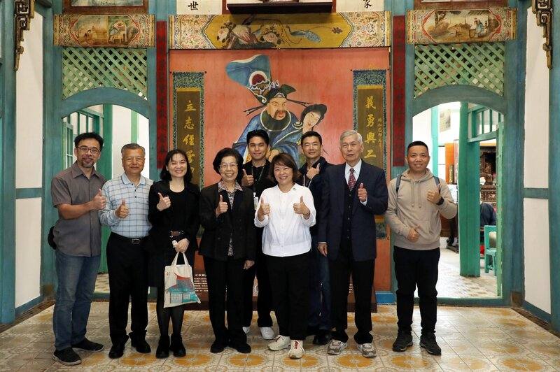 嘉義市文化局6日在歷史建築原嘉義城隍廟戲台（林宅）舉辦「百年戲韻—林家的百年風華」開幕典禮，市長黃敏惠（前右3）等人出席。