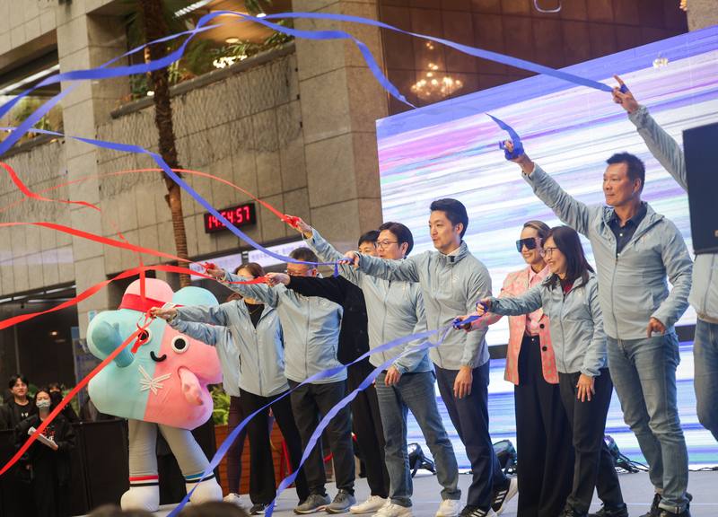 2025雙北世界壯年運動會將在5月登場，5日舉行開閉幕亮點記者會，台北市長蔣萬安（右4）、副市長林奕華（右2）、文化局長蔡詩萍（右）、新北市副市長劉和然（右5）、開幕表演嘉賓阿爆（右3）等人一同拋下彩帶，為賽事造勢宣傳。