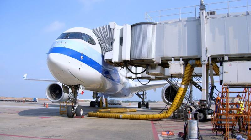 桃園機場近年積極推廣航空公司使用橋氣橋電設備，針對地停60分鐘以上客機，試辦靠橋後即使用橋氣橋電，預估一年減碳可達1.68萬公噸。(桃機公司提供)