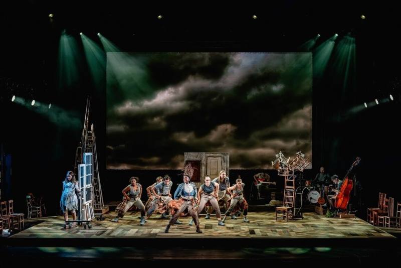 英國Wise Children劇團「咆哮山莊」7日起一連3天在衛武營國家藝術文化中心獨家演出，以歌舞電影形式呈現，共演出4場次。圖為7日下午彩排畫面。（衛武營國家藝術文化中心提供）