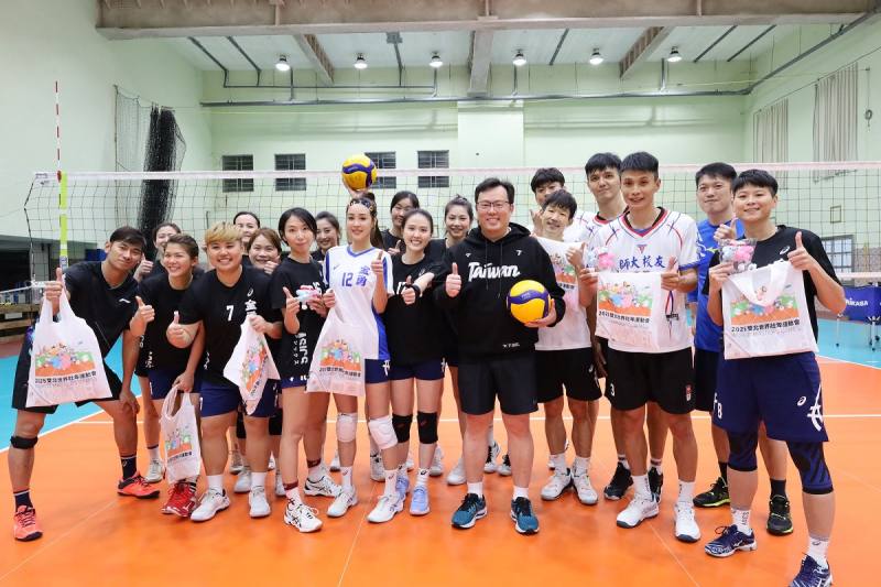 體育署鄭世忠署長肯定排球球員積極訓練並致贈世壯運紀念品，祝福排球隊享受世壯運參賽樂趣