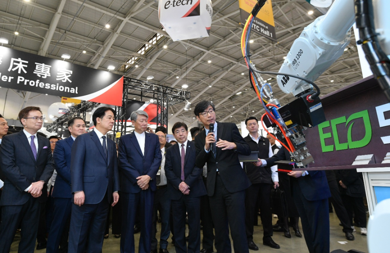 President Lai Ching-te (third left) visited the "H-beam laser welding technology" displayed by the Department of Industrial Technology of the Ministry of Economic Affairs and affirmed the industrial application of this technology